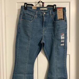 Women’s flare Levi’s brand new with tags size
33 x 30